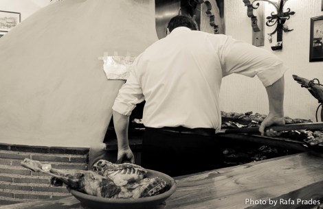 Asado tradicional del lechazo en horno de leña