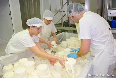 Moldeado manual de la Torta del Casar