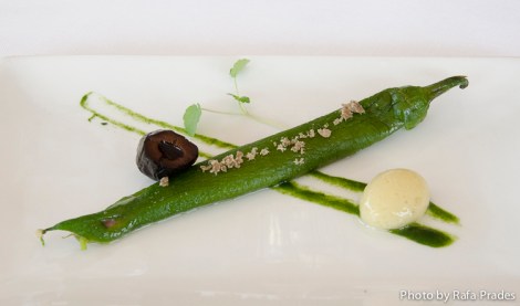 Gilda con emulsión de huevo, anchoa mariposa, aceituna líquida y marianito.