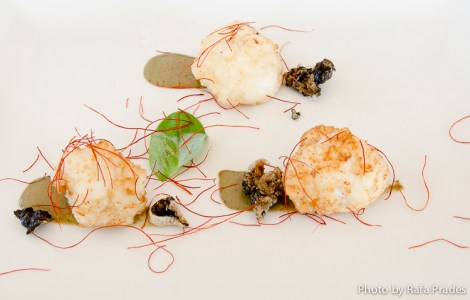 Rape en adobo crujiente sobre una lámina de garum, y filamentos picantes