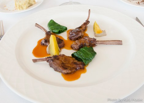 Cordero macerado y asado, pak choi y baba ganush