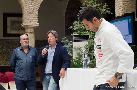 Juanma Barberá y Fernando Huidobro presentando al chef Paco Roncero.