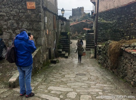 Trevejo con su castillo al fondo