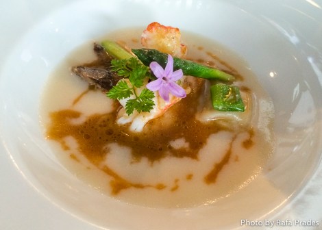 Cigala asada sobre crema de coco...