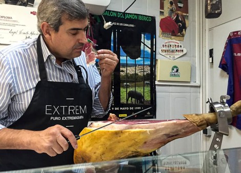 Vicente Méndez en su tienda de Alcalá de Henares Vicente Méndez en su tienda de Alcalá de Henares