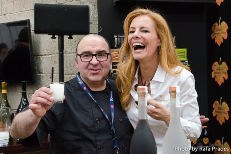 Óscar de Toro y Paula Vázquez en el stand de Marqués de Vizhoja