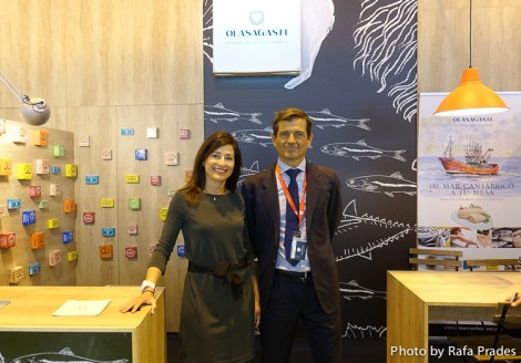 Marta y Mateo en el stand de Olasagasti Marta y Mateo en el stand de Olasagasti