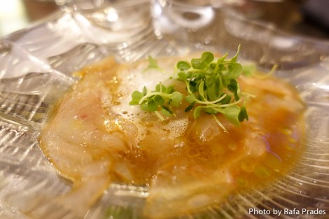 Usuzukuri de lubina y aire de sake