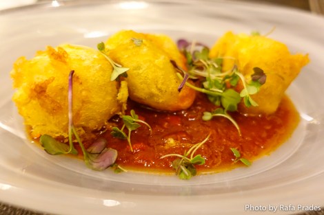 Manos de recental en tempura y su entomatá
