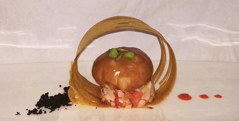 Bombón de solomillo ibérico relleno de trigueros y boletus