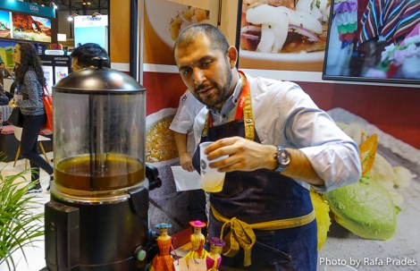 Canelazo en el stand de Ecuador